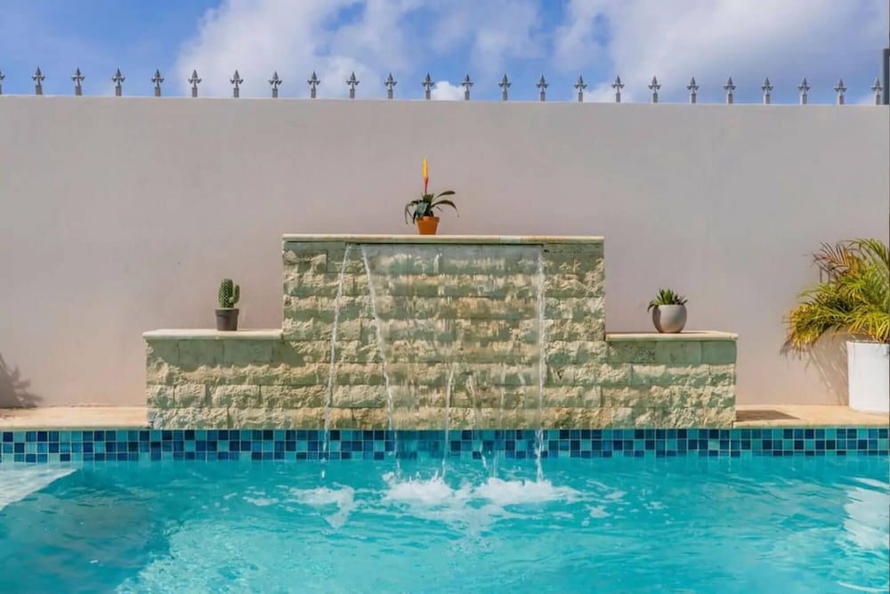 Remodeled 6BR - Privatepool Gameroom Close2beach