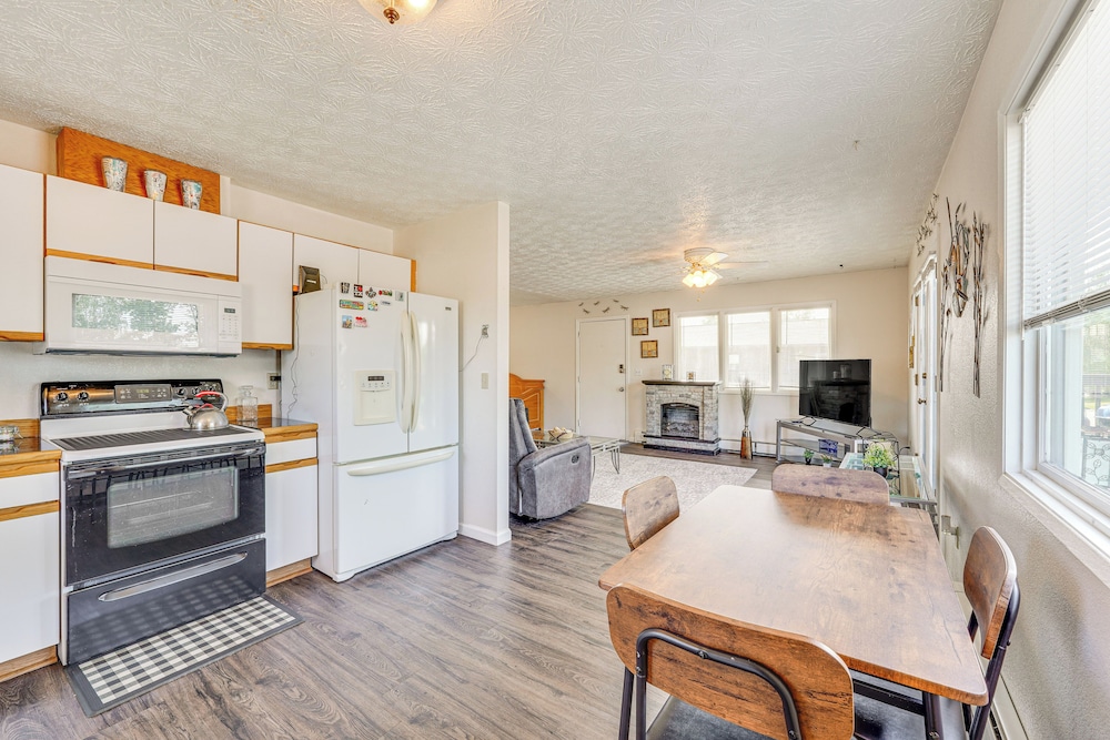 5 Mi to State Park: Mtn-view Apt in Anchorage