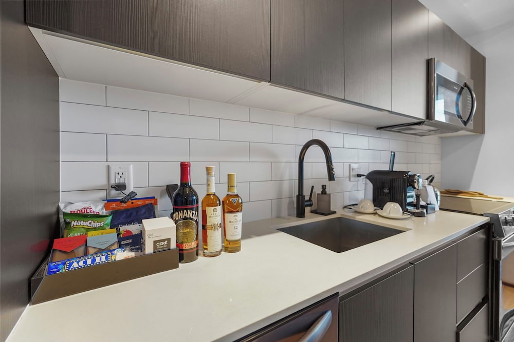 Bayside Apt with Stunning City Views