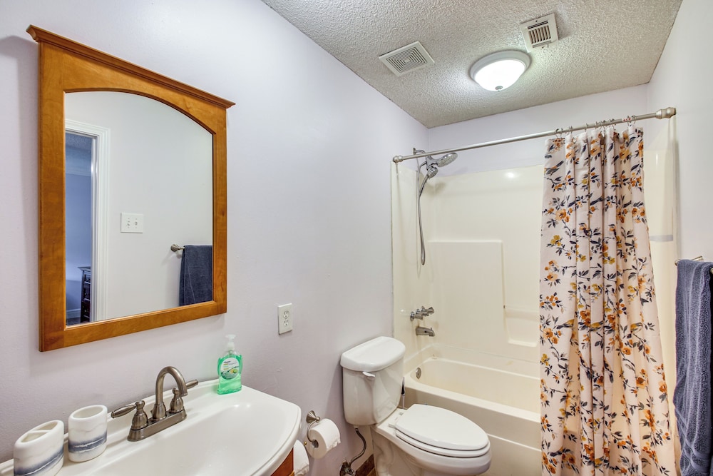 Shop, Dine & Visit Uwf: Pensacola Home w/ Yard!