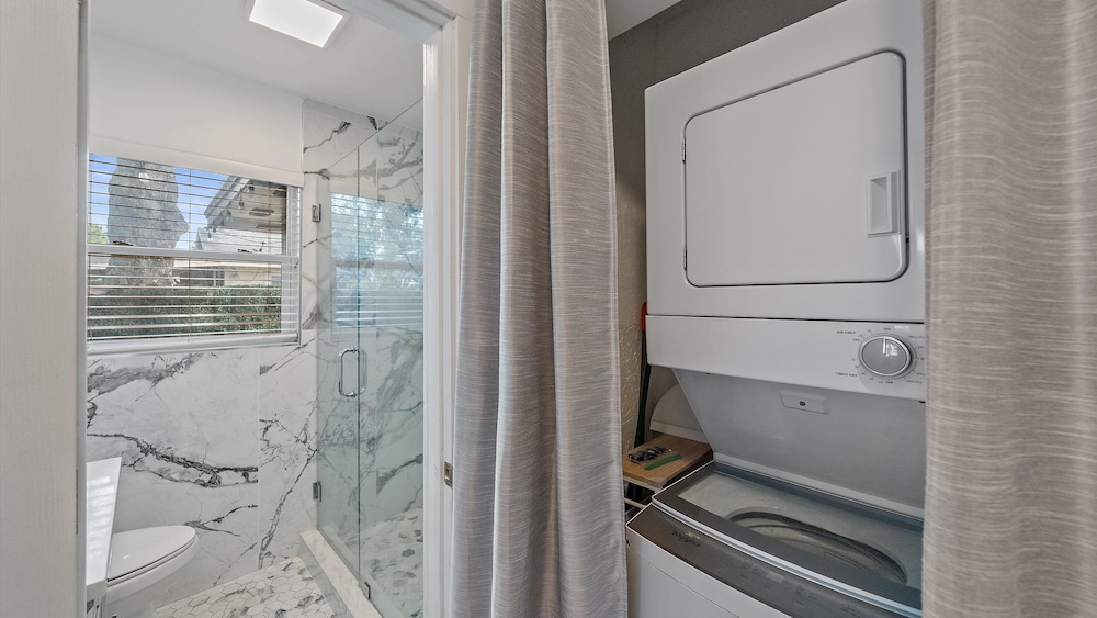 Urban Nest On 8th 4 Bedroom Home