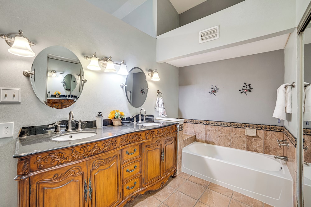 Fenced-in Yard: Home < 1 Mi to Lake Ray Hubbard!