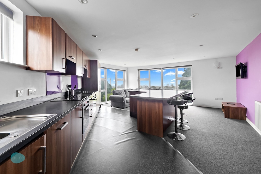 5 Bed Apartment @ Derriford Stays by Pureserviced