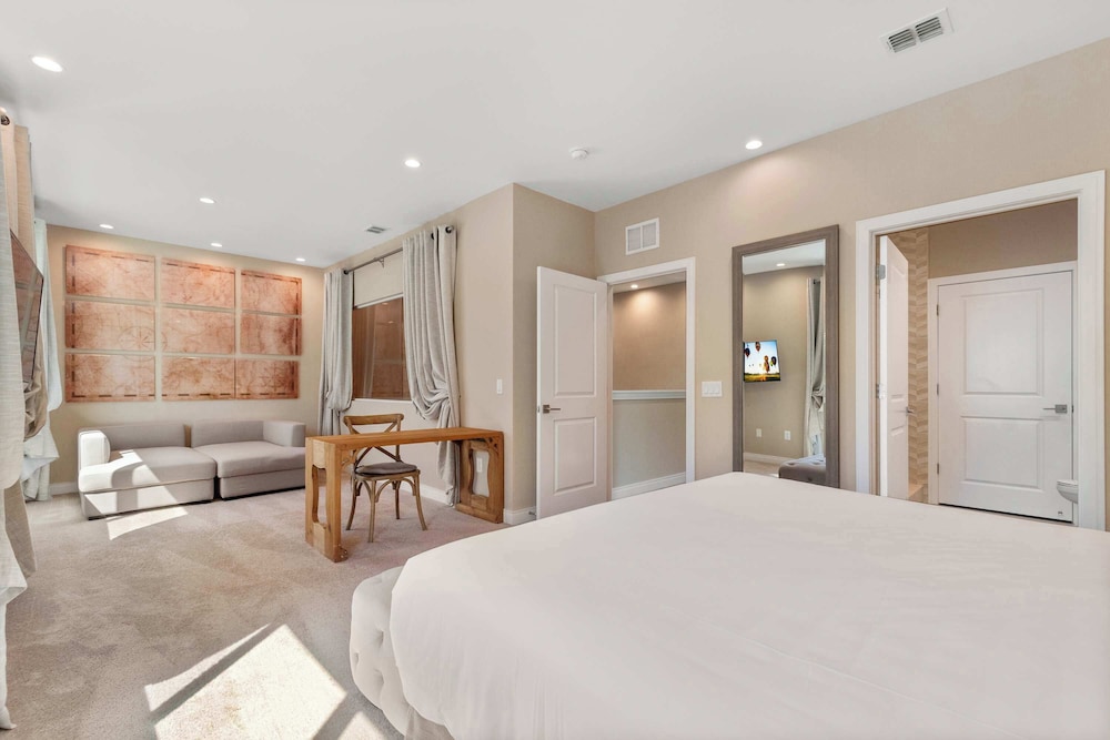 Chic Disney Villa Stunning Patio, Resort Amenities & Minutes From Parks