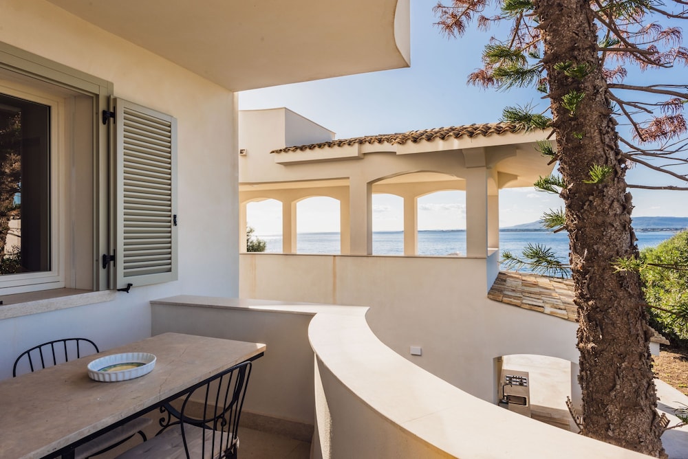 Villa Plemmiria by the Sea by Wonderful Italy