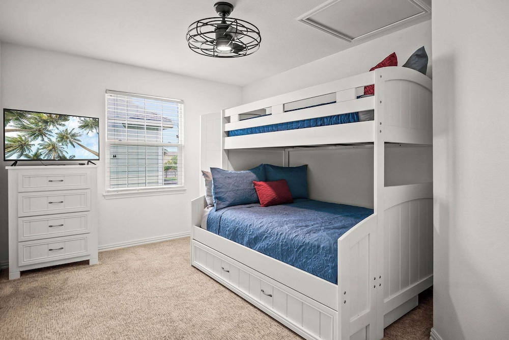 Fin and Feather - Cozy for 8