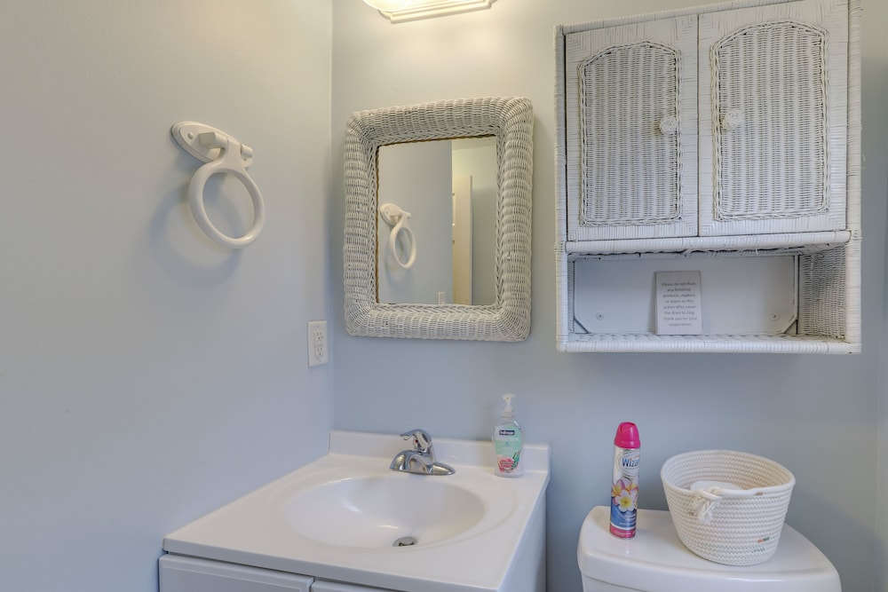 < 1/2 Mi to Beach: Wildwood Getaway w/ Patio!