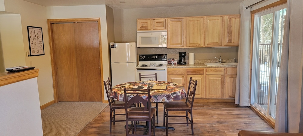 Swiftcurrent Lodge and Cottages by the River - Property Image 38