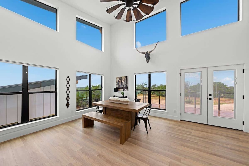 Hill Country Escape W/views Plus, Hot-tub and Pet Friendly!