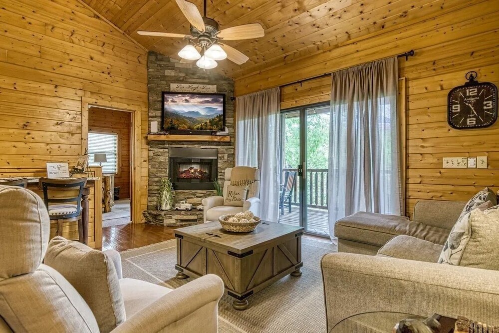 Hillbilly Hideaway 4 Bedroom Cabin