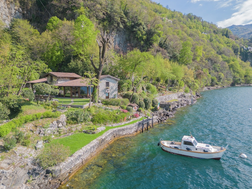 The Writer's Nest by Rent all Como