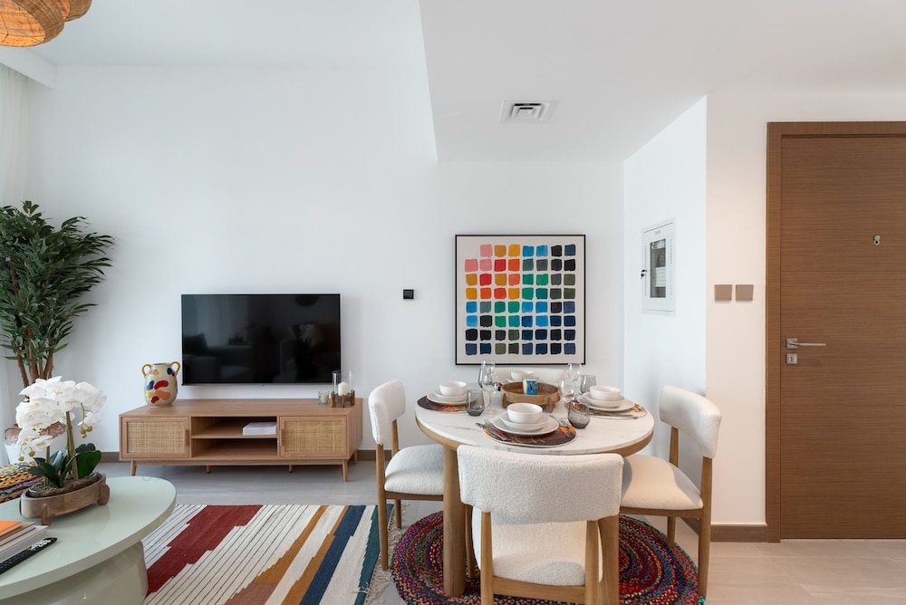 Vibrant 2BR Miami Vibes at Business Bay