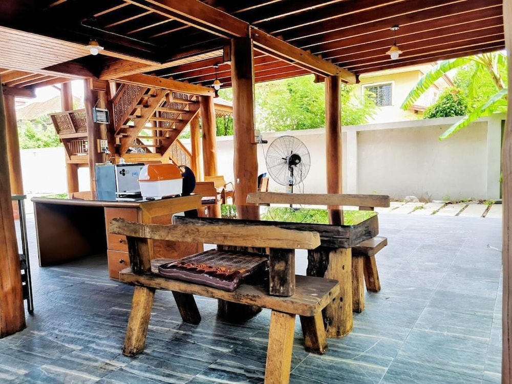 300 Years Old Wooden House w 3 Bedrooms and big Yard