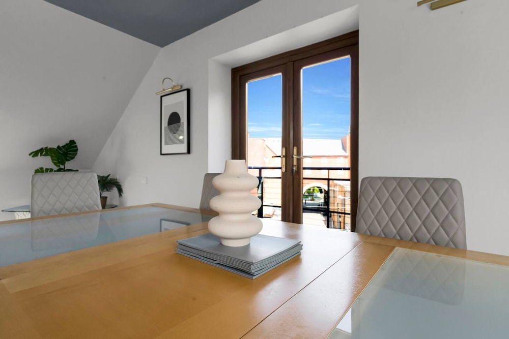 Luxury Penthouse Suite - Swansea Central - Beach