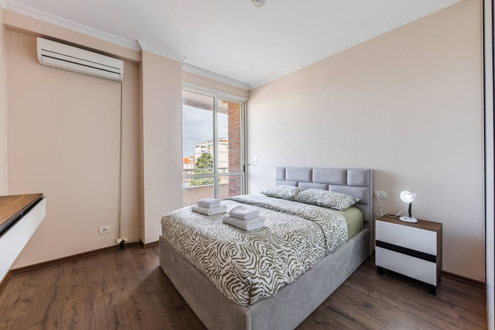Spacious City-view Apartment Overlooking Shkod r