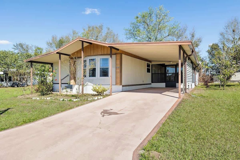 3 Bedroom, Comfy Home Dade City, Gated Community