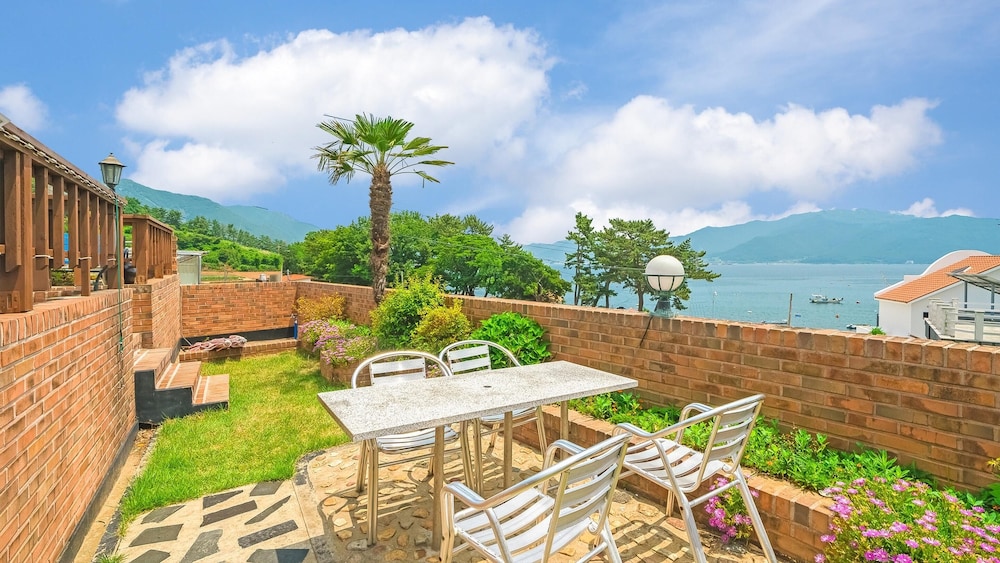 Namhae Arabyeoldom Pension view 4