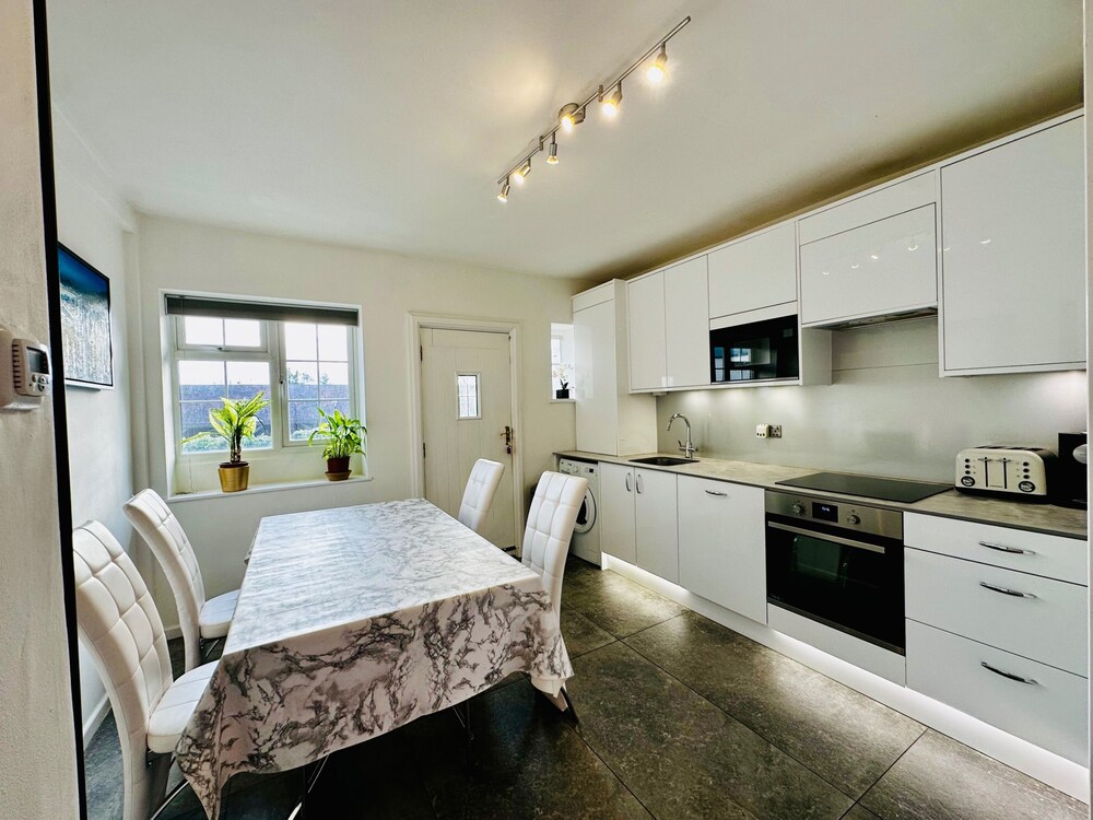 Gerrardscross - Stay4 - Parking - Petsok - Wembley