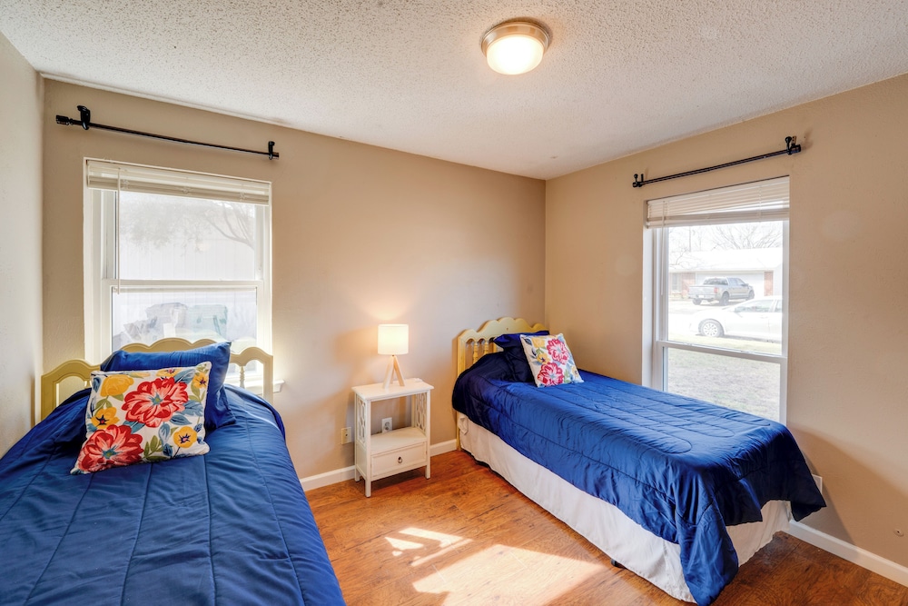 3 Mi to Dtwn Denton: Getaway w/ Furnished Patio!