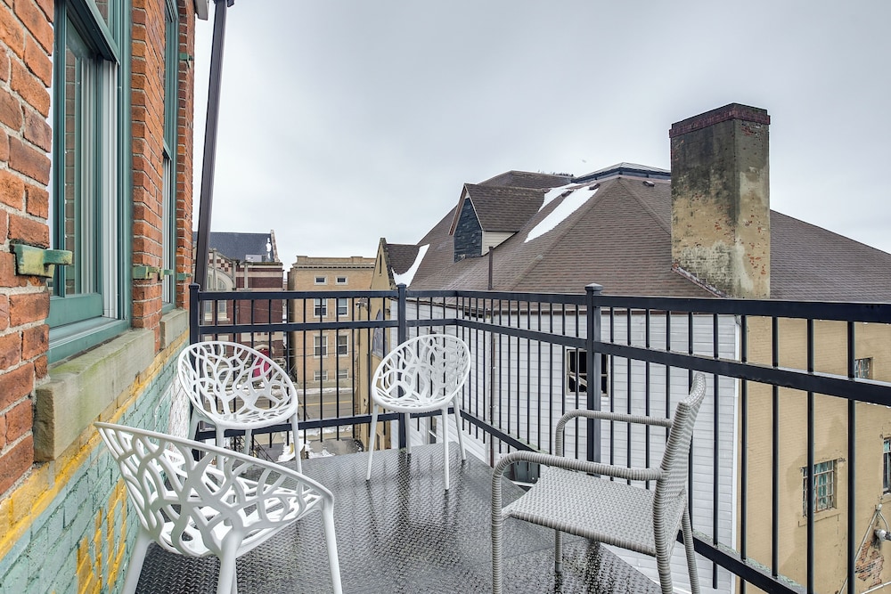 < 1 Mi to Wittenberg: Eclectic Loft w/ Parking!