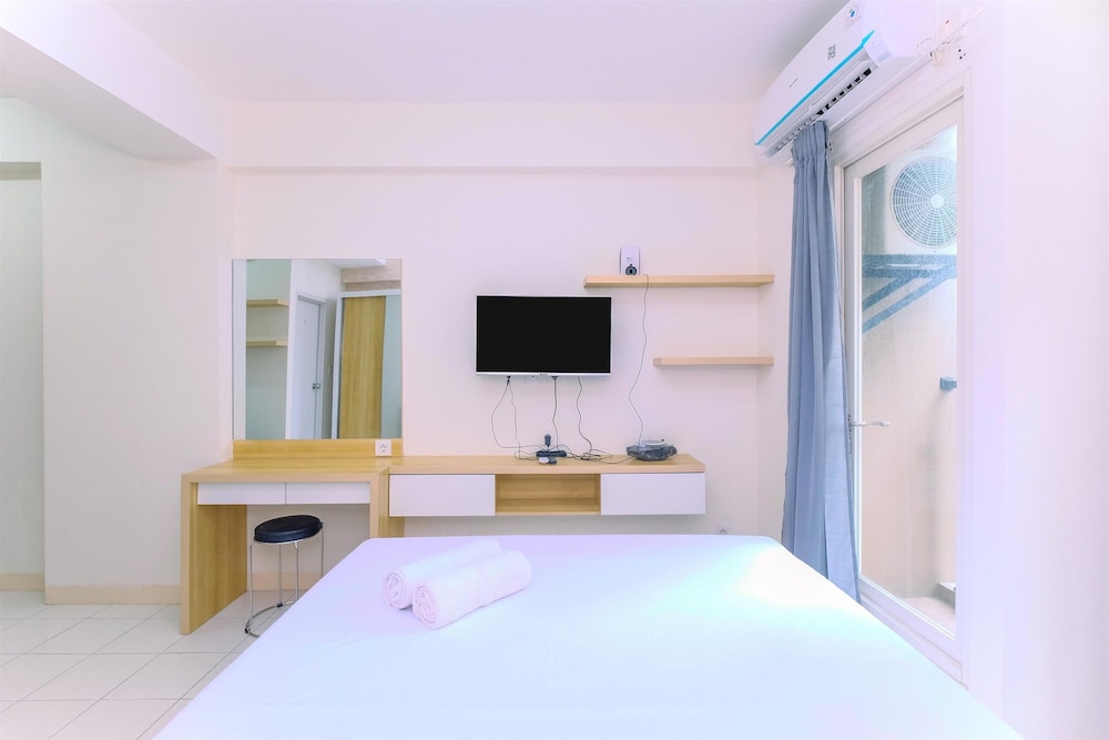 Nice and Warm Studio at Podomoro Golf View Apartment