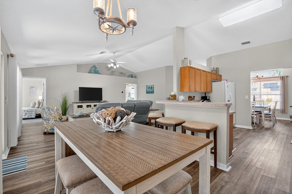 Spacious 4br Retreat With Heated Pool & Spa 4 Bedroom Home
