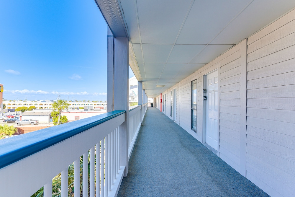 Galveston Condo w/ Beach Access Near Moody Gardens view 4