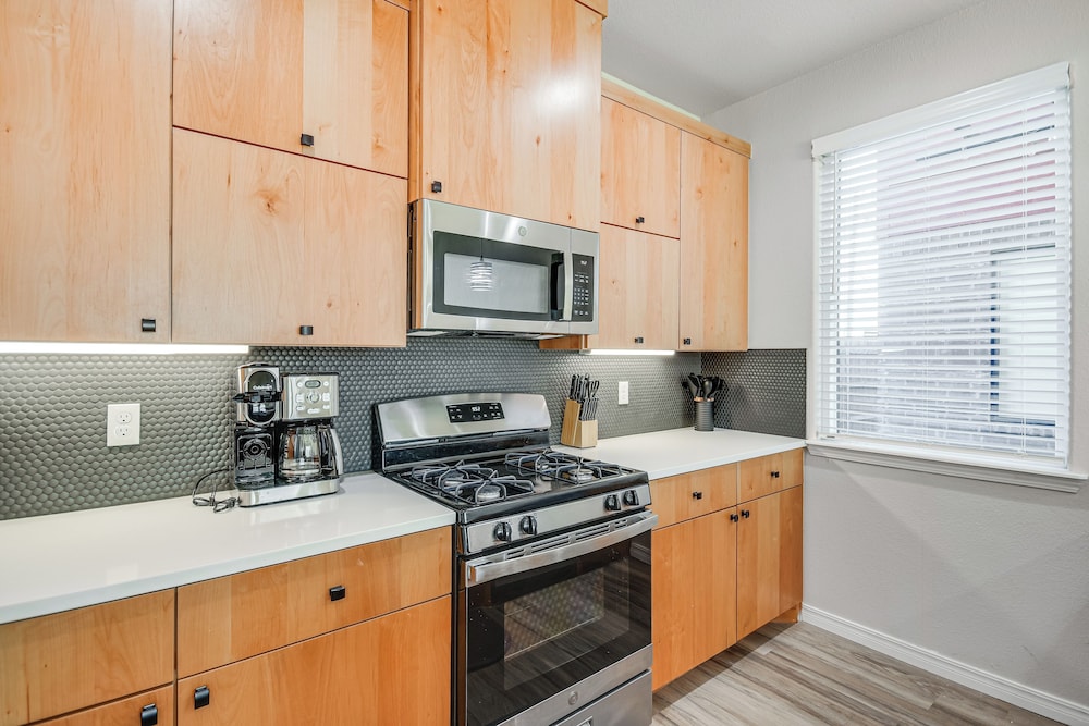 Pets Welcome: Newly Built Abode in Canyon! view 2