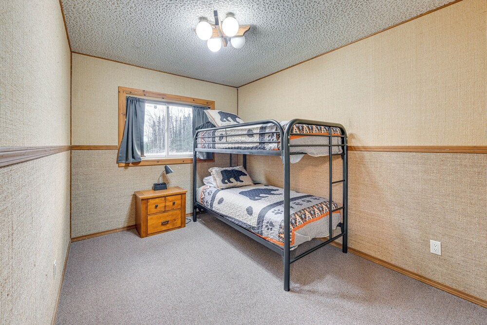 < 1 Mi to Kenai River: Spacious Cabin w/ Deck!
