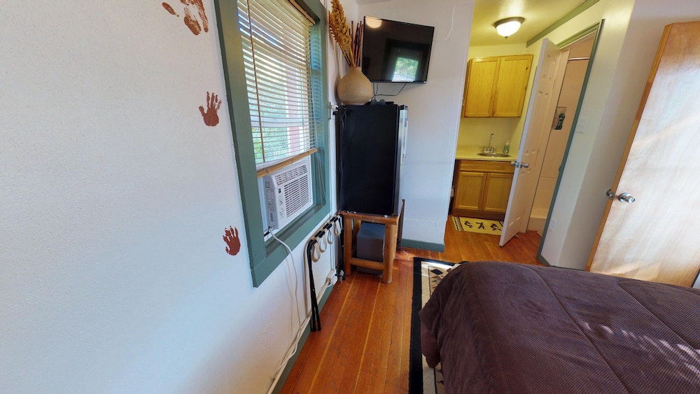 The Cozy Kokopelli Studio Cabin view 2