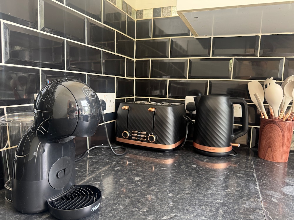 2 Bed Flat - Sleeps 4 - Parking - Wifi