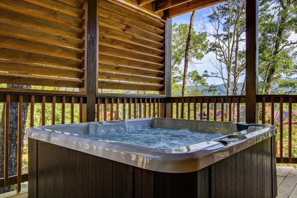 Lazy Bear Lodge - 4 Bedrooms, 4 Baths, Sleeps 14 Home by RedAwning