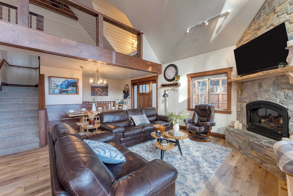 Denton by Avantstay Hot Tub, Deck w/ Fire Pit Near Skiing & Lake!