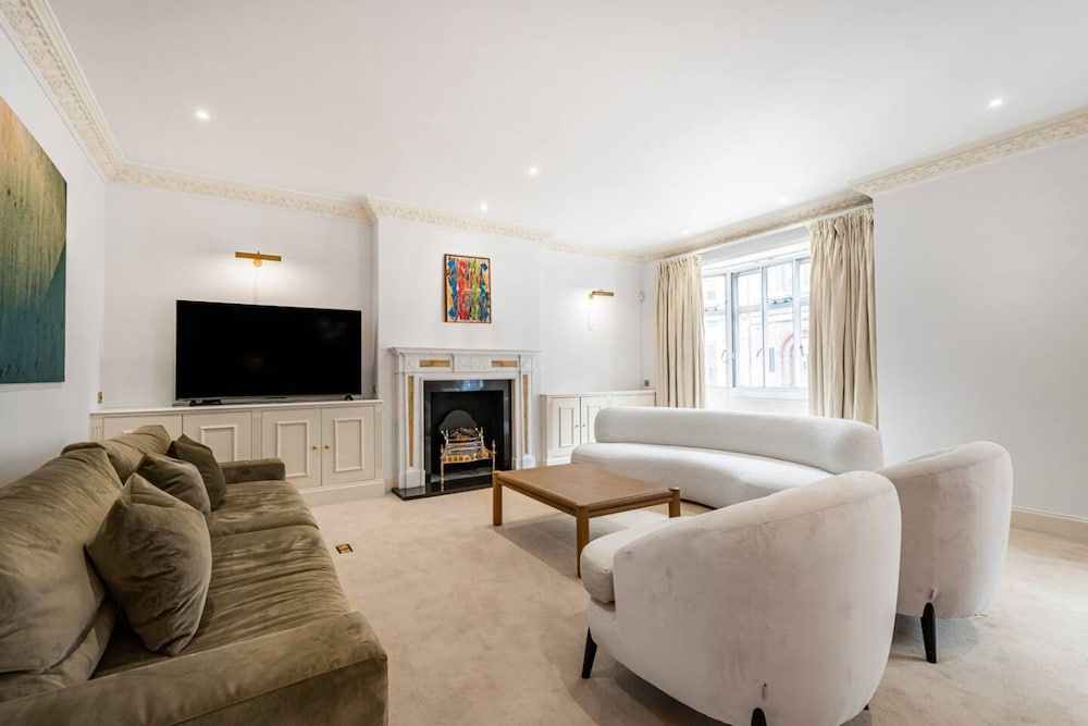 Luxury 3BR Mayfair Apartment Near Green Park