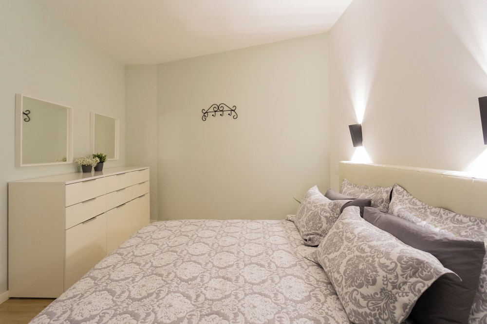 Lakeview Apartments by Rent all Como