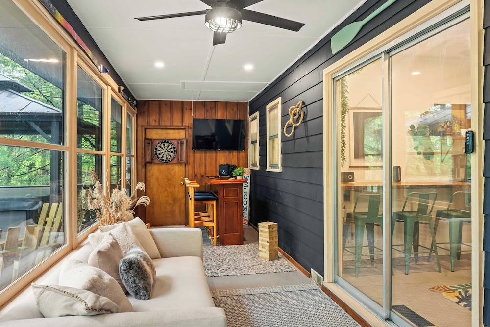 The Horseshoe Hideaway Lake Harmony Cabin w/ Hot Tub & Game Porch