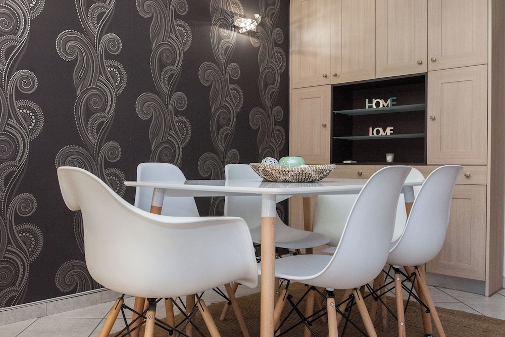 Elegant Spacious 2 Bd Apt in Petralona