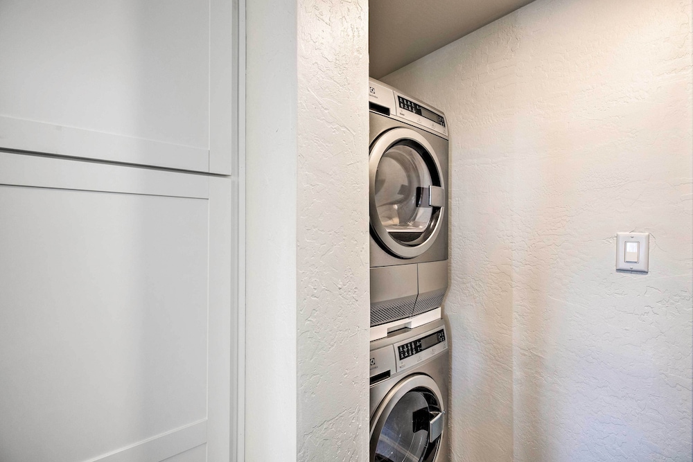 Modern Tempe Condo w/ Pool Access  4 Mi to ASU - Property Image 8