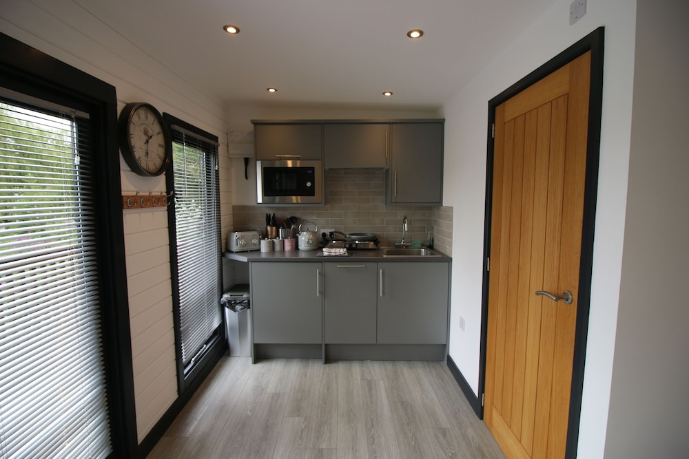 Beautiful Open Plan Lakeside Lodge in Shearsby view 2
