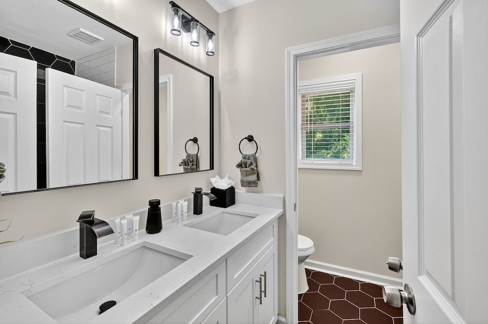 Atlanta Family Retreat 5br And Backyard 5 Bedroom Home
