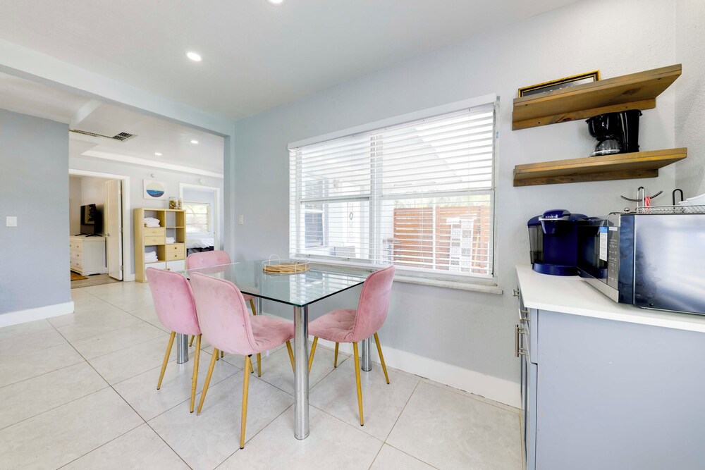 Patio & Heated Swim Spa Access: Home in Hollywood