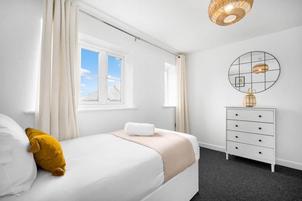 Cute Modern Mews Home in Oldbury