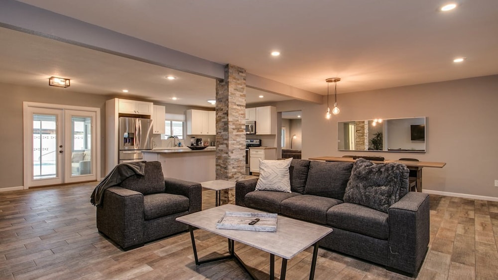 Modern Chic Old Town Scottsdale Home W/pool & Gym!