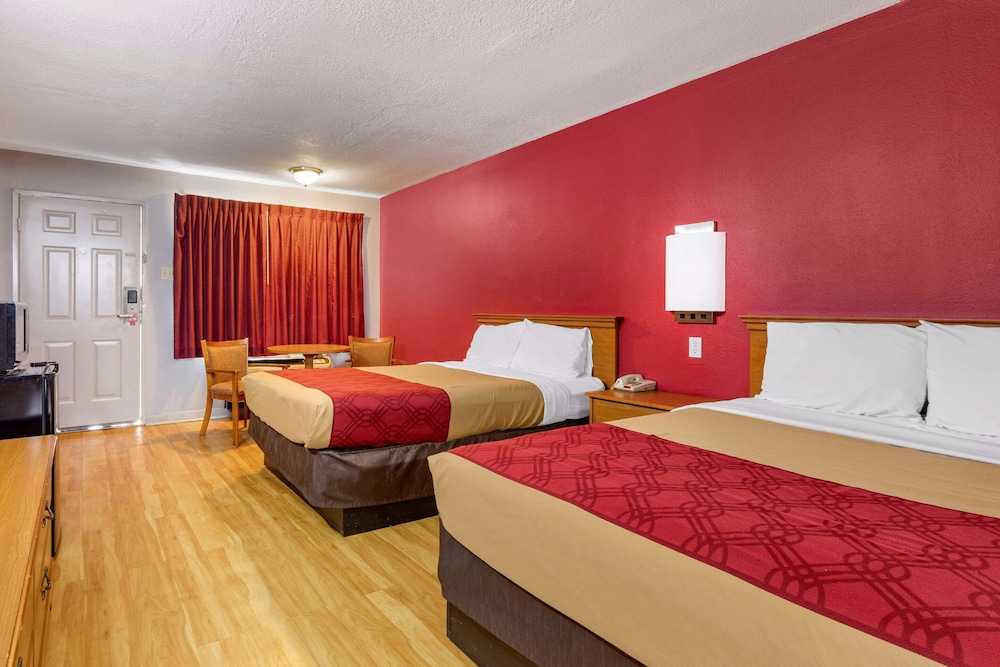 Wichita Falls Vacations - Econo Lodge Wichita Falls Downtown - Property Image 2