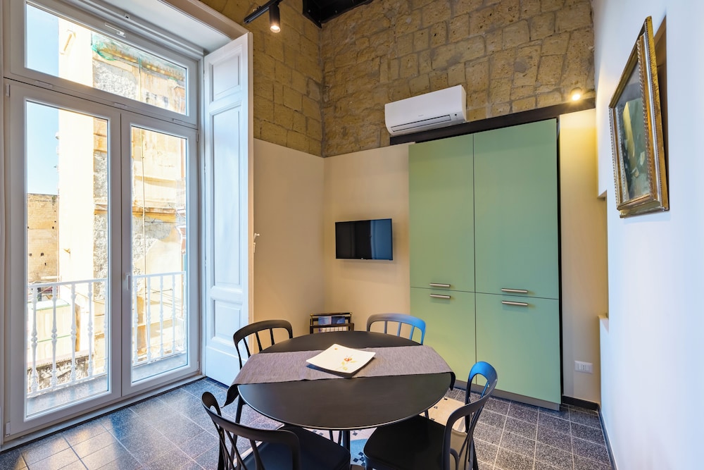 La Pinacoteca Aparthotel by NapoliApartments