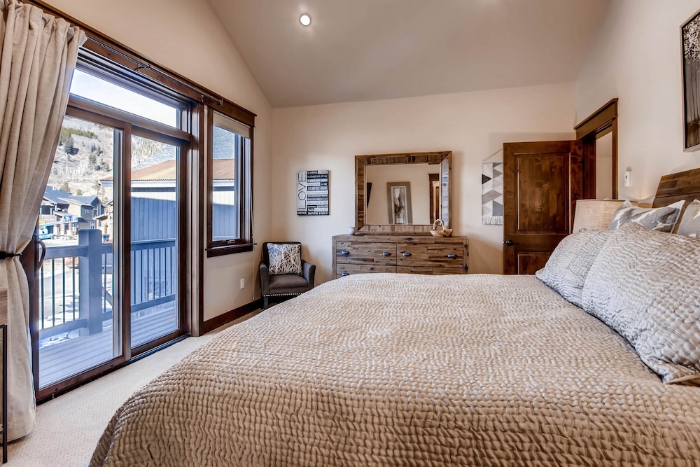 New 3bdr Luxury /sleeps 10 W Fireplace & Mountain Views 3 Bedroom Townhouse by RedAwning