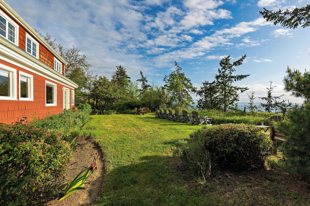 Maxwelton Aerie Bluffside Retreat w/ Sweeping Puget Sound Views + Firepit