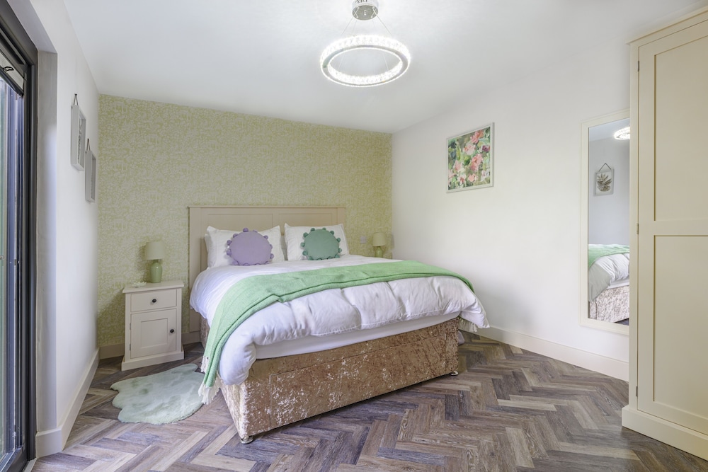 Secret Waterside Lodges in Worcestershire