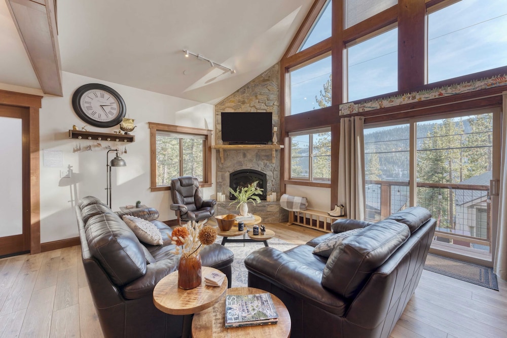 Denton by Avantstay Hot Tub, Deck w/ Fire Pit Near Skiing & Lake!