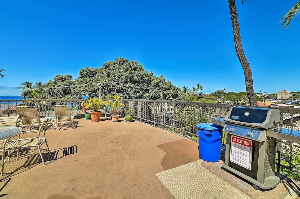 Downtown Air Conditioned Condo: Walk to Beaches